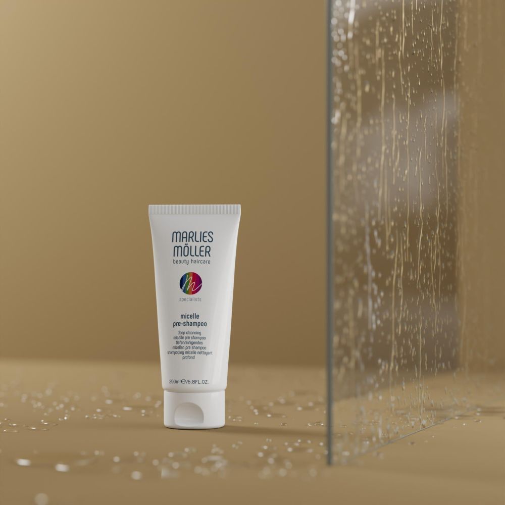 Tube blanc sur fond beige. Impression du produit: Marlies Möller beauty haircare, micelle pre-shampoo.