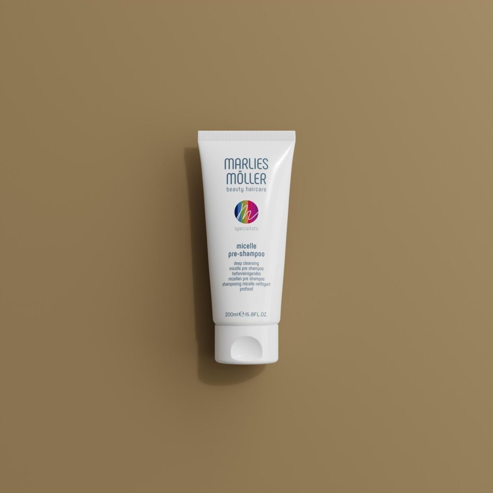 Tube blanc sur fond beige. Impression du produit: Marlies Möller beauty haircare, micelle pre-shampoo.