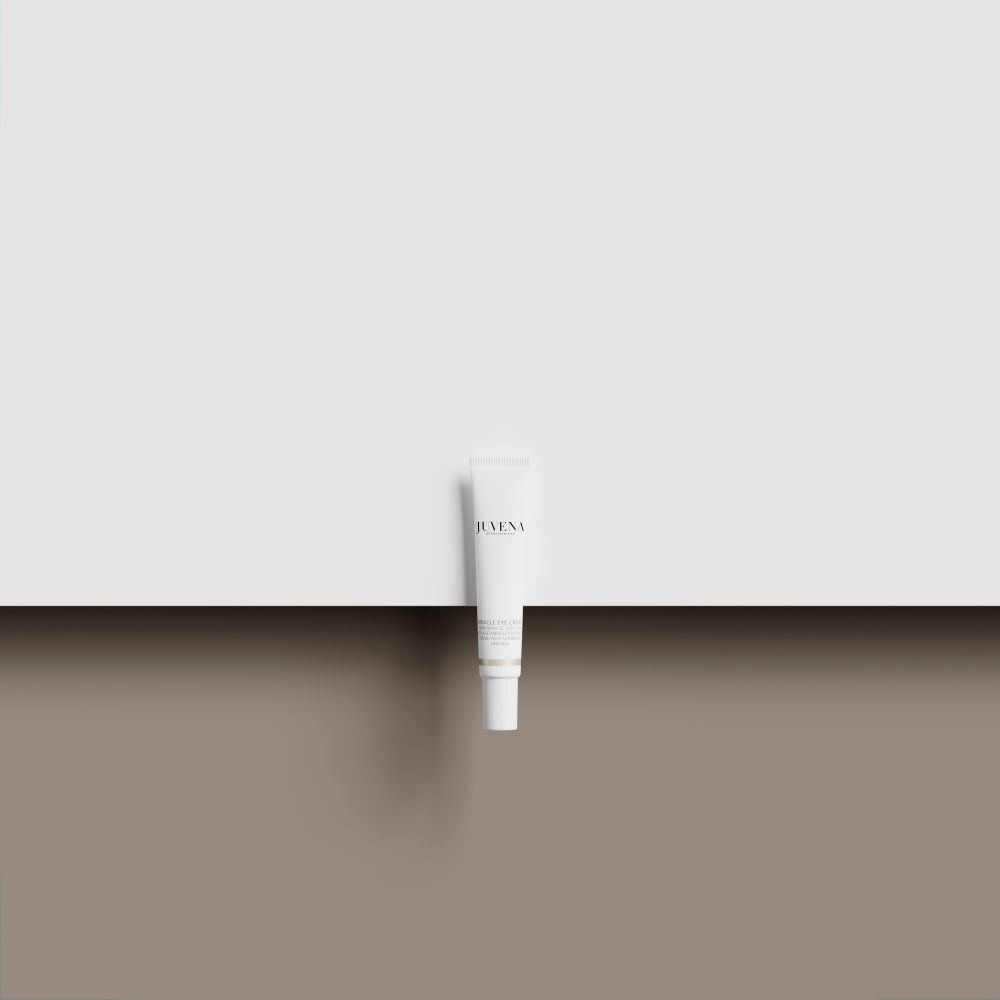 Witte tube op lichte achtergrond. Opschrift: JUVENA. Productnaam onleesbaar.