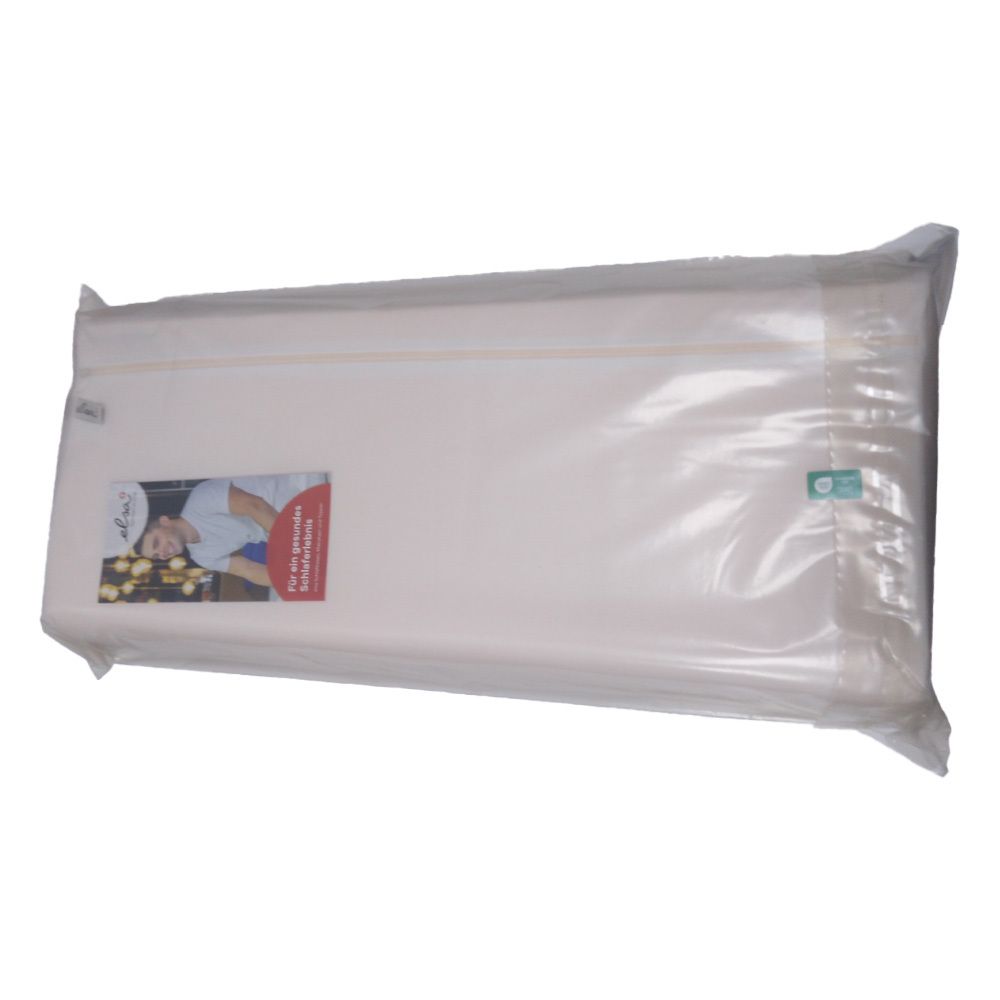 Wit nekkussen verpakt in transparante folie. Op de verpakking zit een etiket met een persoon en tekst.