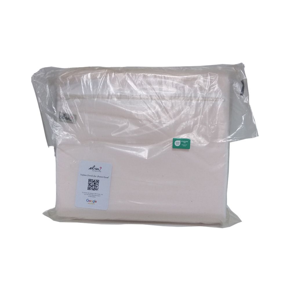 Wit nekkussen in plastic verpakking. Label met tekst en QR-code. Groene zegel.