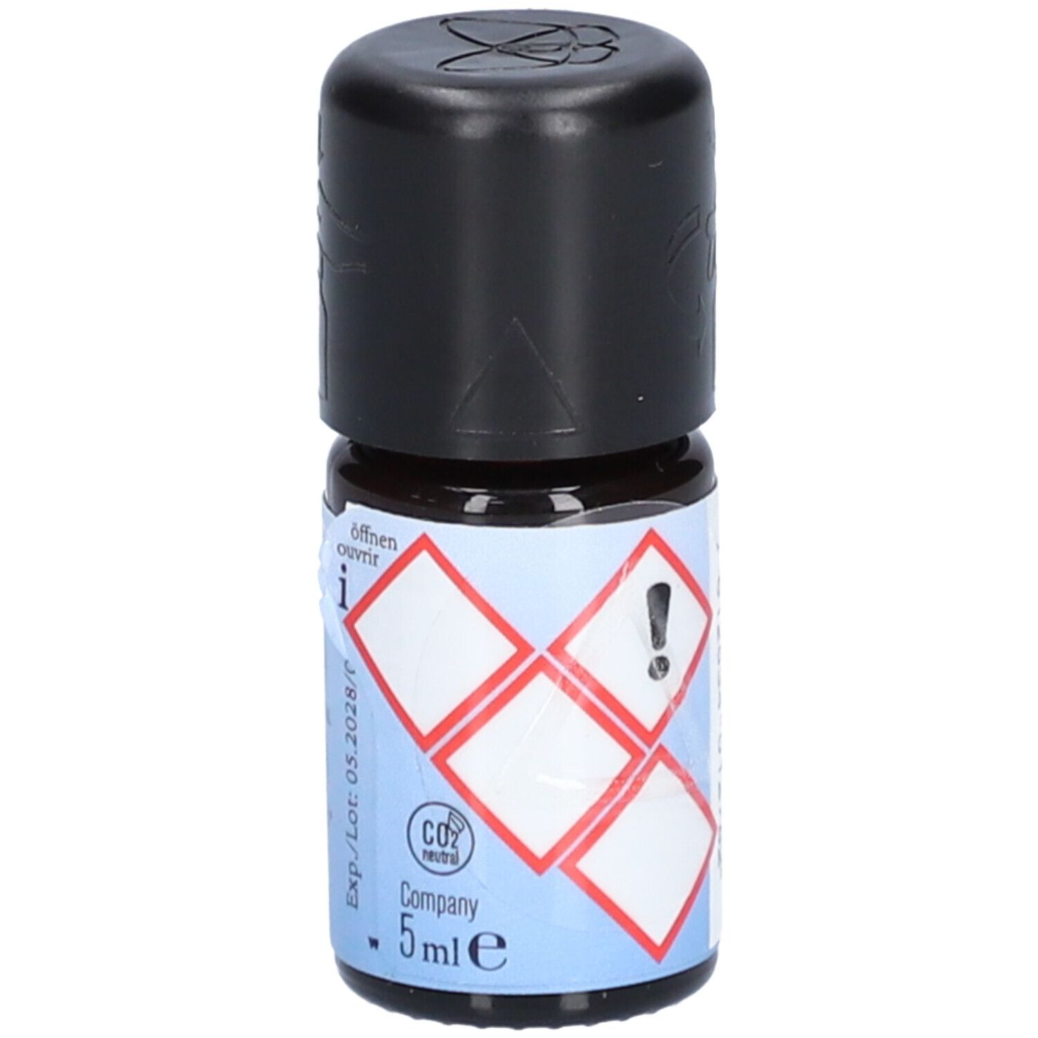 Bruine glazen fles met zwarte dop. Label met waarschuwingssymbolen en opschrift: 5ml e, Exp./Lot 05.2028/P.