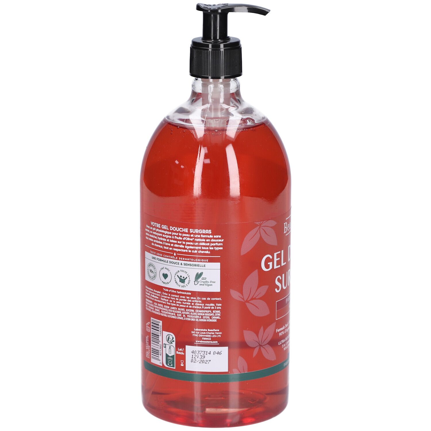 Achterkant van transparante fles met rode douchegel. Zwarte pomp. Tekst en logo's. Etiket met informatie.