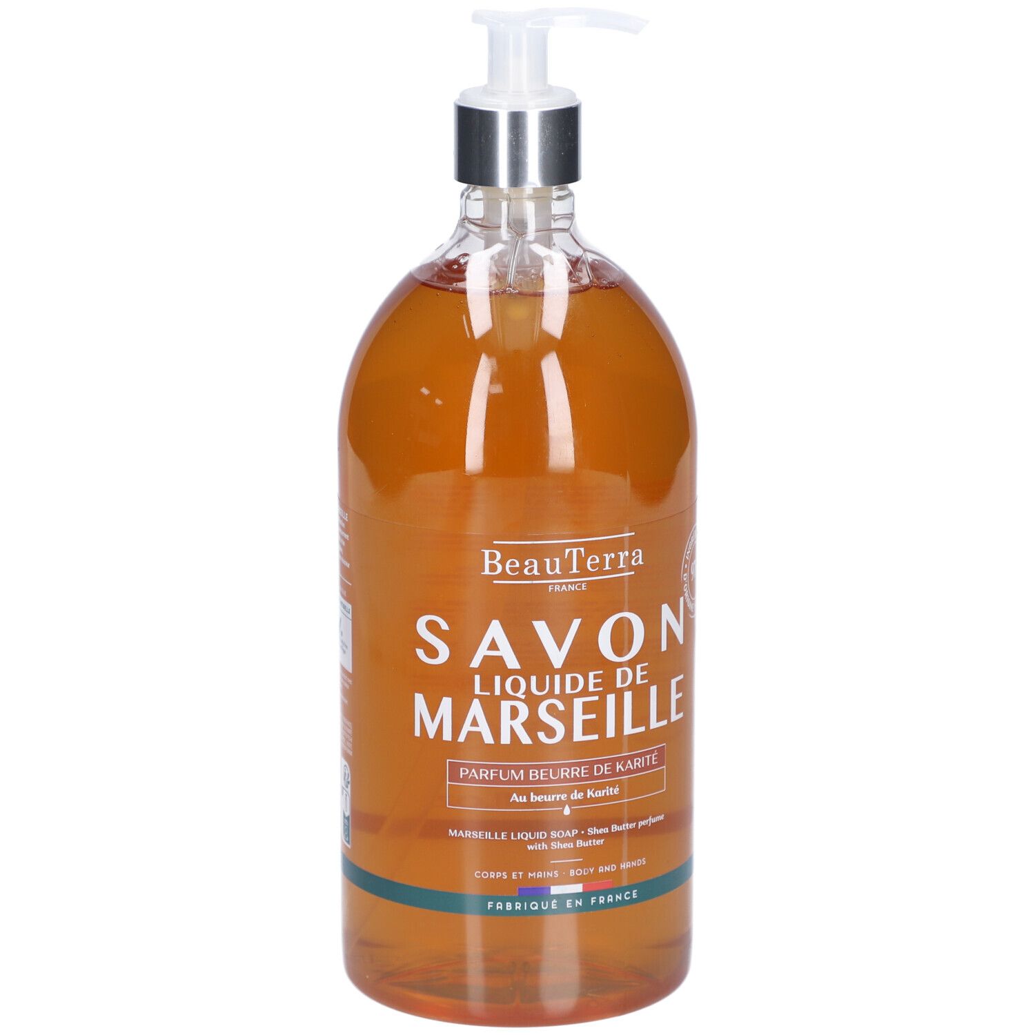 Vloeibare zeep in een transparante fles met pomp. Opschrift: Savon Liquide de Marseille, Parfum beurre de Karité.