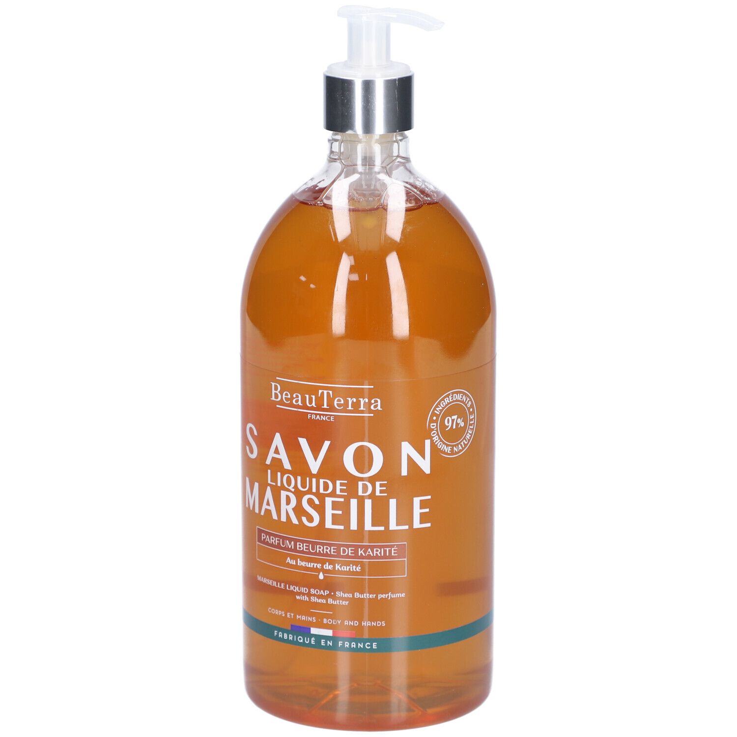 Vloeibare zeep in transparante fles met pomp. Opschrift: Savon Liquide de Marseille, Parfum beurre de Karité. 97% ingrediënten van natuurlijke oorsprong.