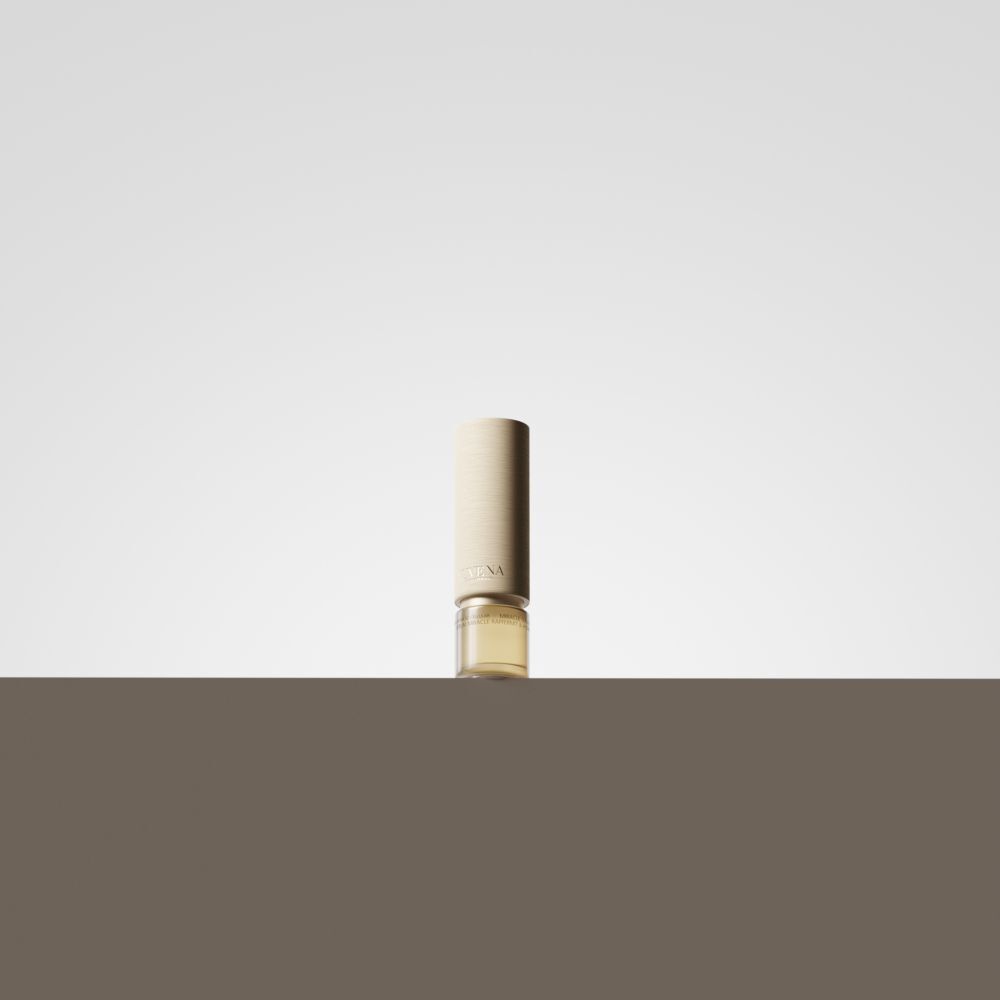 Flacon de sérum avec bouchon doré. Sur fond marron.