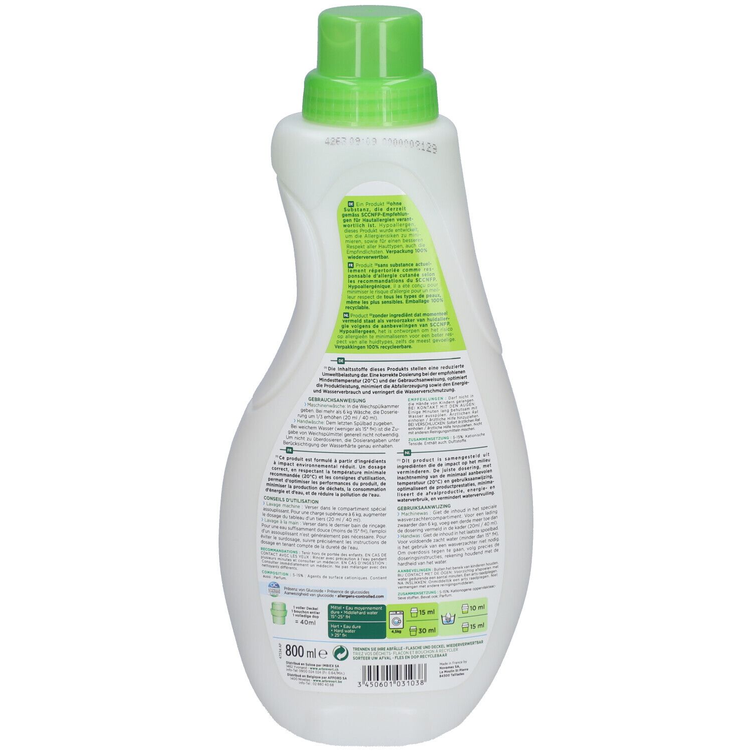 Achterkant van de wasverzachterfles. Tekst in meerdere talen, informatie over ingrediënten en certificeringen.