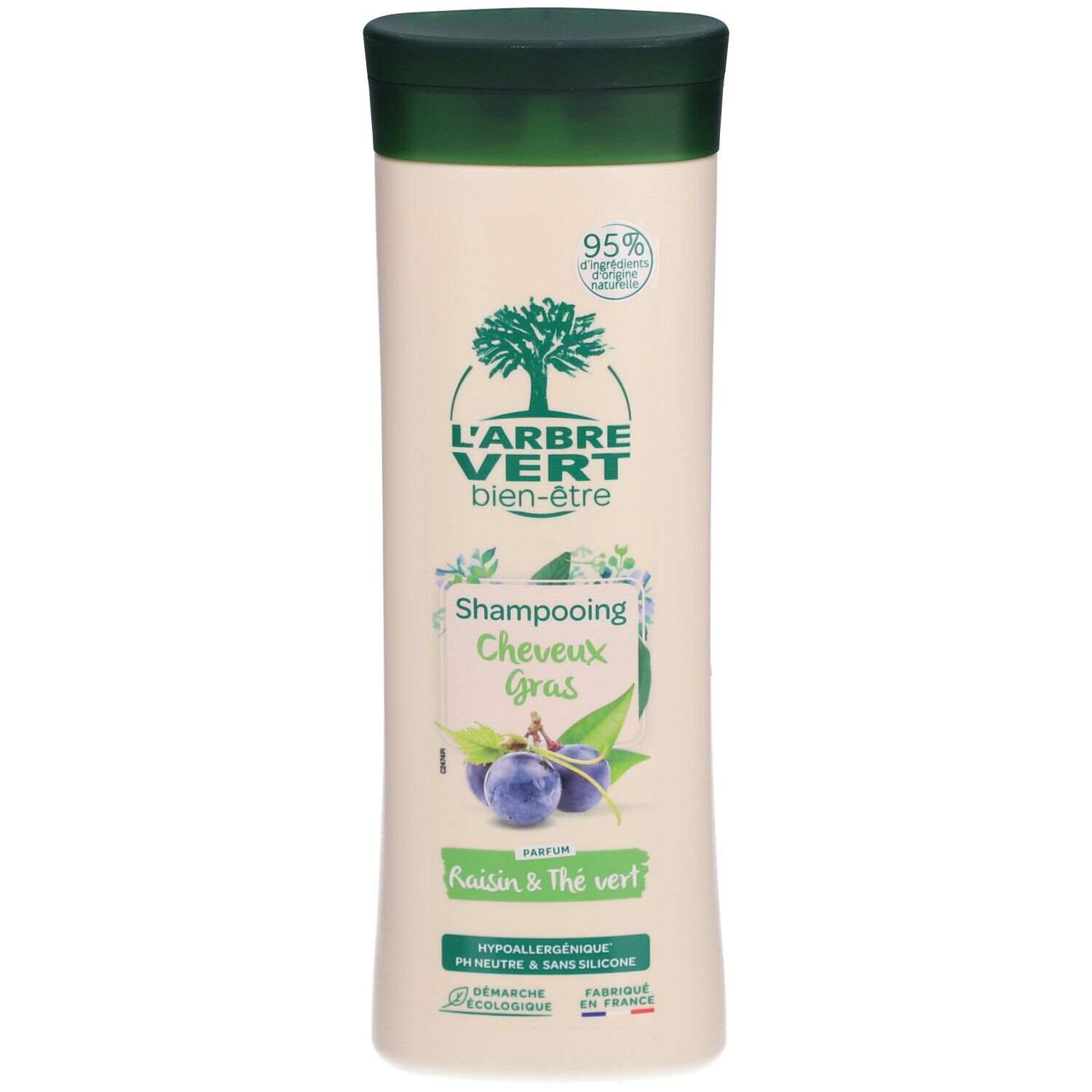 Beige shampoo fles met groene dop. Opschrift: L'ARBRE VERT bien-être, Shampooing Cheveux Gras, Raisin & Thé vert. Eco-label.