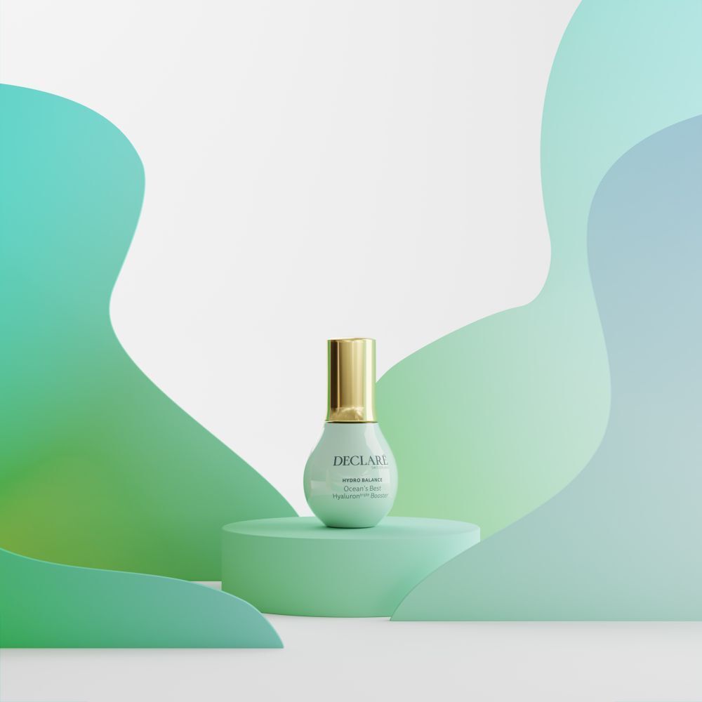 Produit sur socle vert menthe. Fond avec formes vertes et bleues. Inscription : DECLARÉ, Ocean's Best Hyaluron triple Booster.