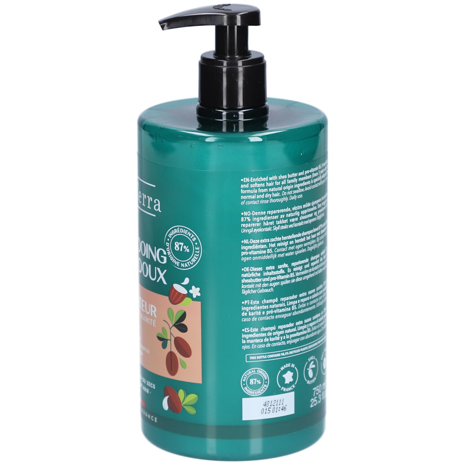 Achterkant van de groene shampoo fles. Tekst en logo's. Bevat informatie over het product en ingrediënten. Met zwarte pomp. 87% natuurlijke ingrediënten.