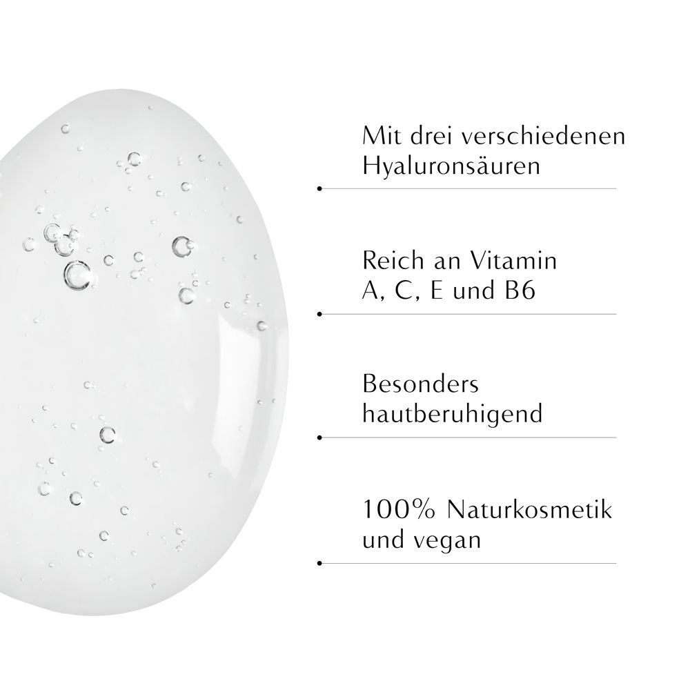 Transparante vloeistof met tekst: Hyaluronzuren, Vitamine A, C, E, B6, kalmerend, 100% natuurlijk, vegan.