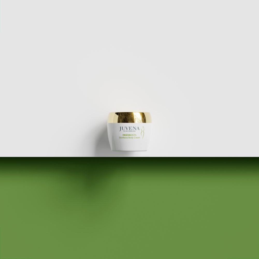 Pot de crème blanc avec couvercle doré sur fond vert. Juvena, Fascionista.