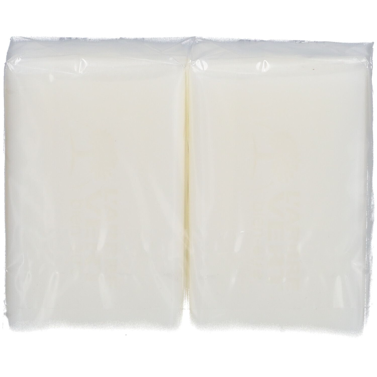 Deux savons blancs dans un emballage plastique transparent.