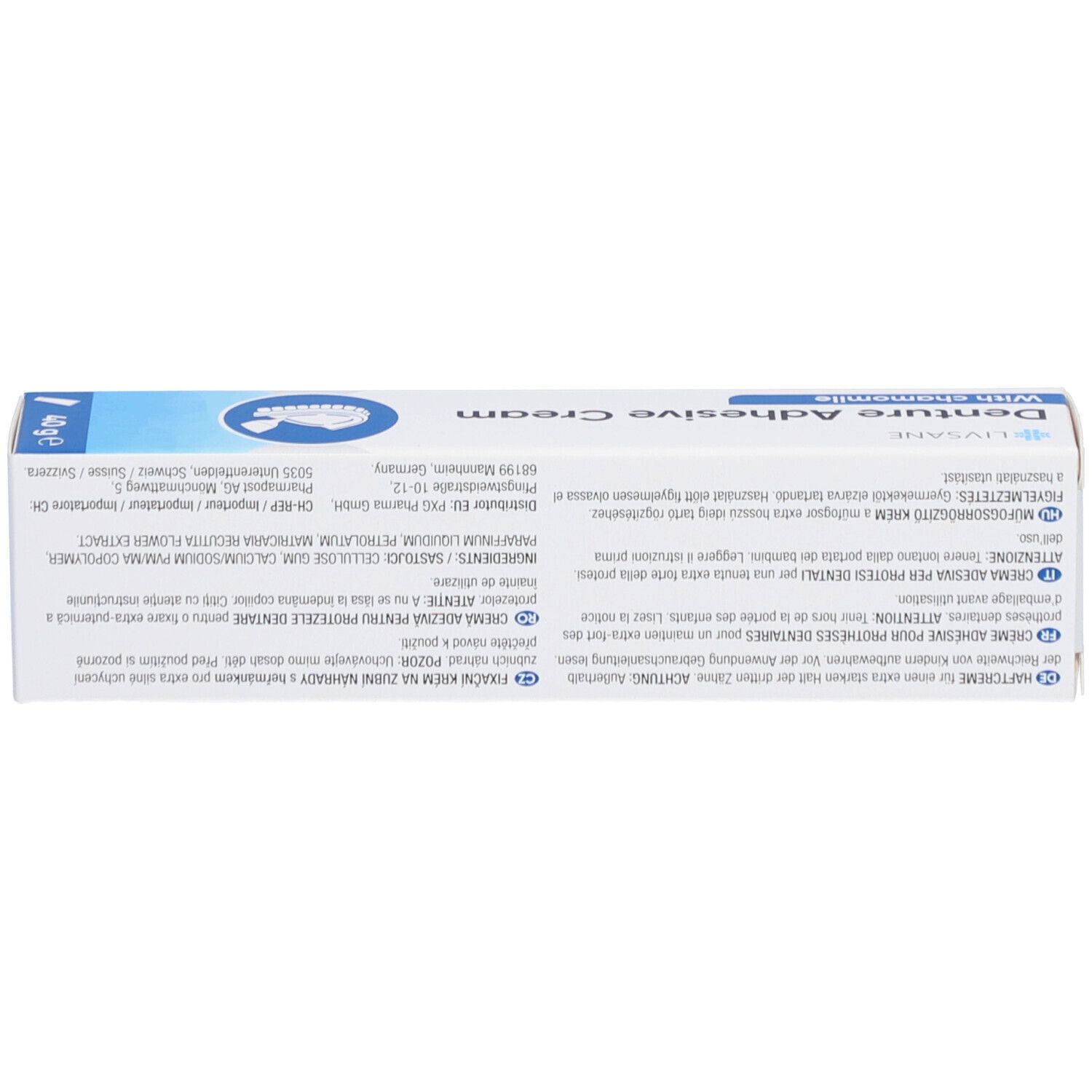 Achterkant van het doosje met tandhechtcrème. Tekst in meerdere talen. Ingrediënten, fabrikantinfo, lotnummer.