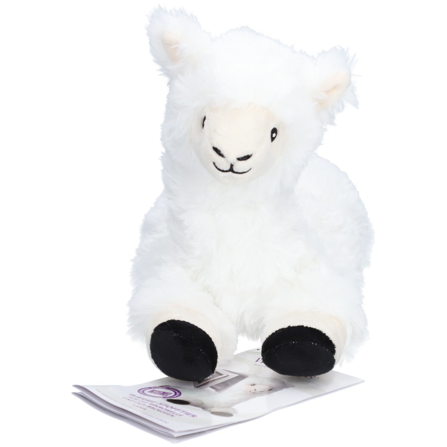 Wit pluche lama met zwarte voeten. Zittend op een folder. Oren, ogen en mond zijn zichtbaar.