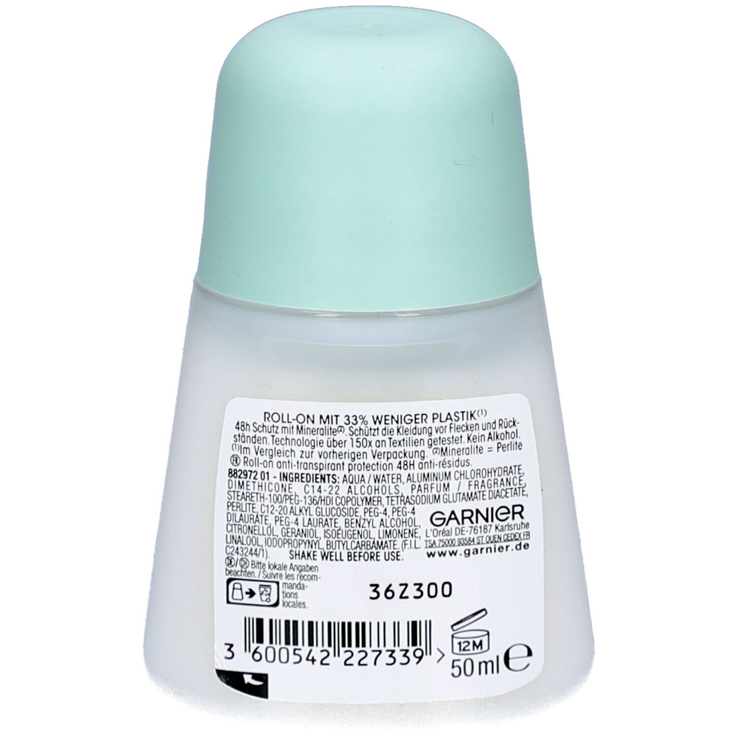 Achterkant van de deo roller. Opschrift: GARNIER, Roll-on met 33% minder plastic. Barcode en 50ml.