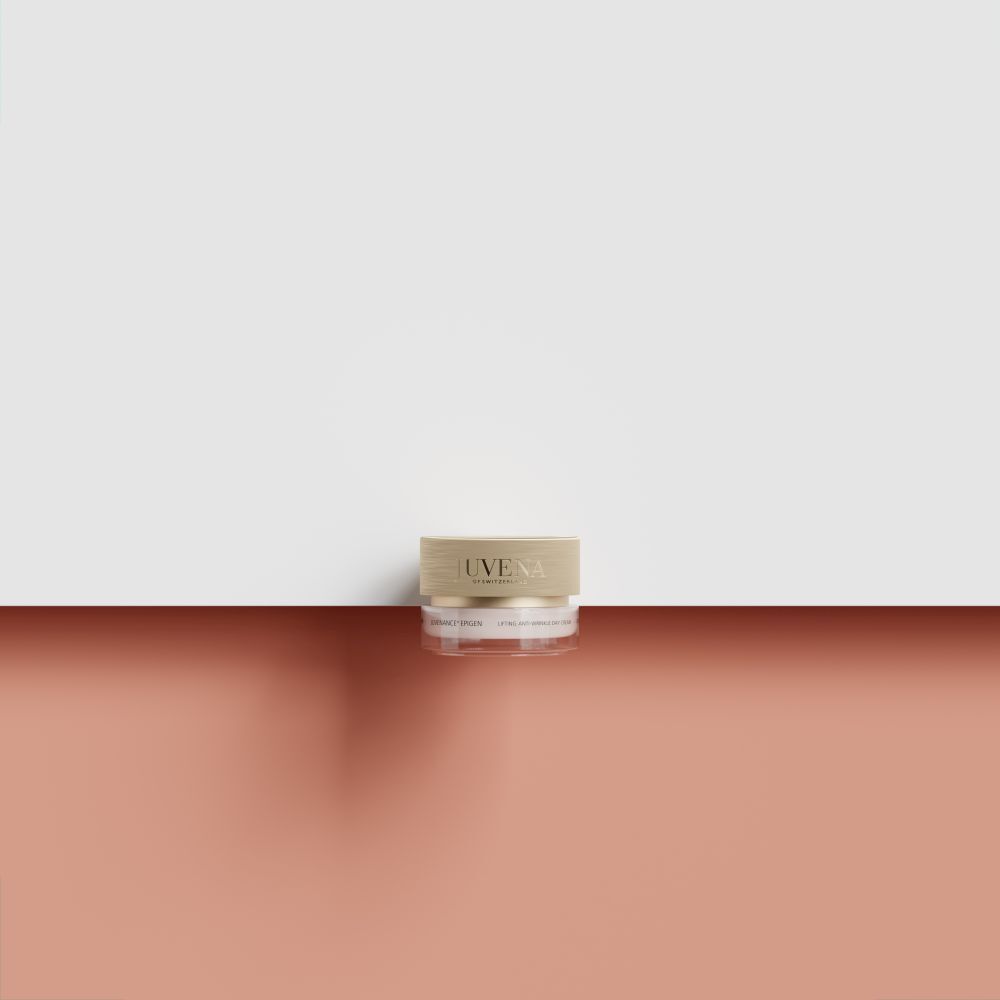 Petit pot avec couvercle doré. Inscription: JUVENA. Nom du produit: Juvenance Epigen.