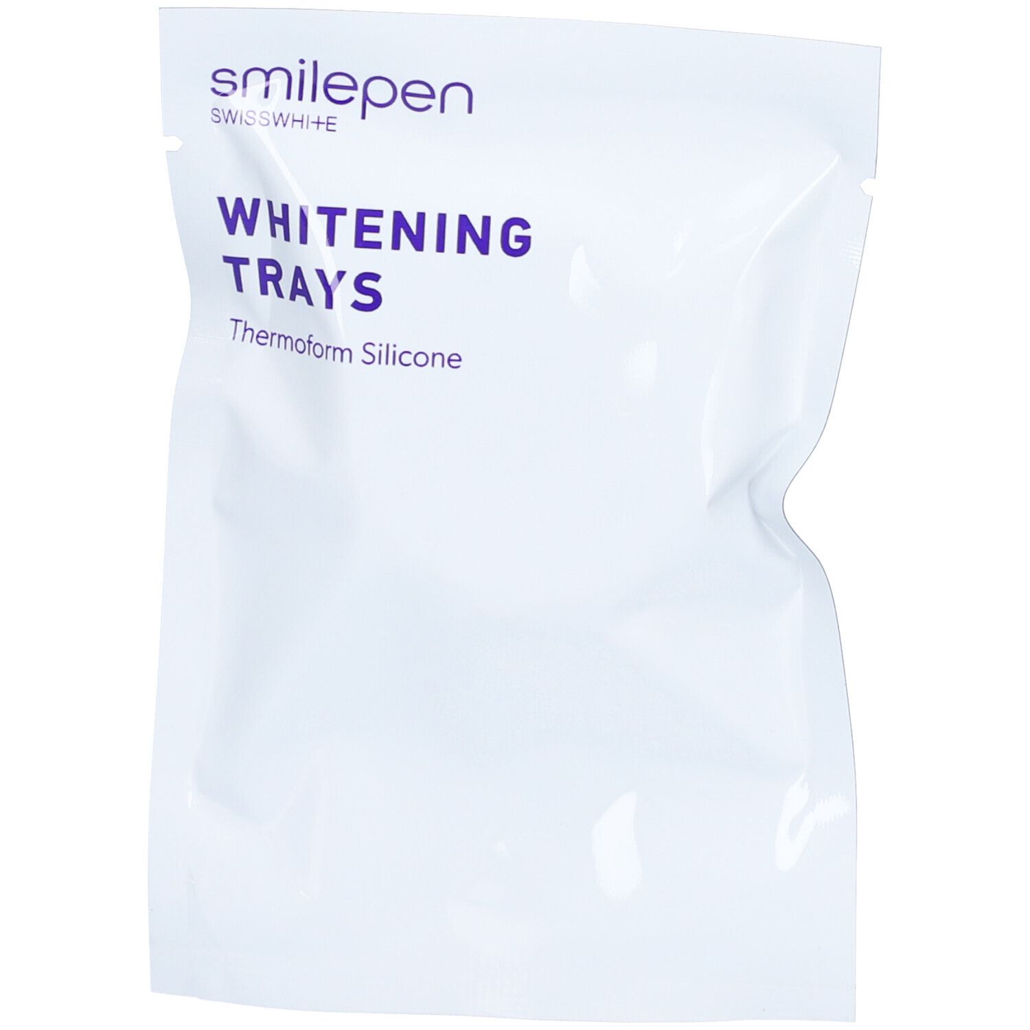 Witte verpakking met productnaam en logo. Opschrift: Whitening Trays, Thermoform Silicone. Merk: smilepen SWISSWHITE+.