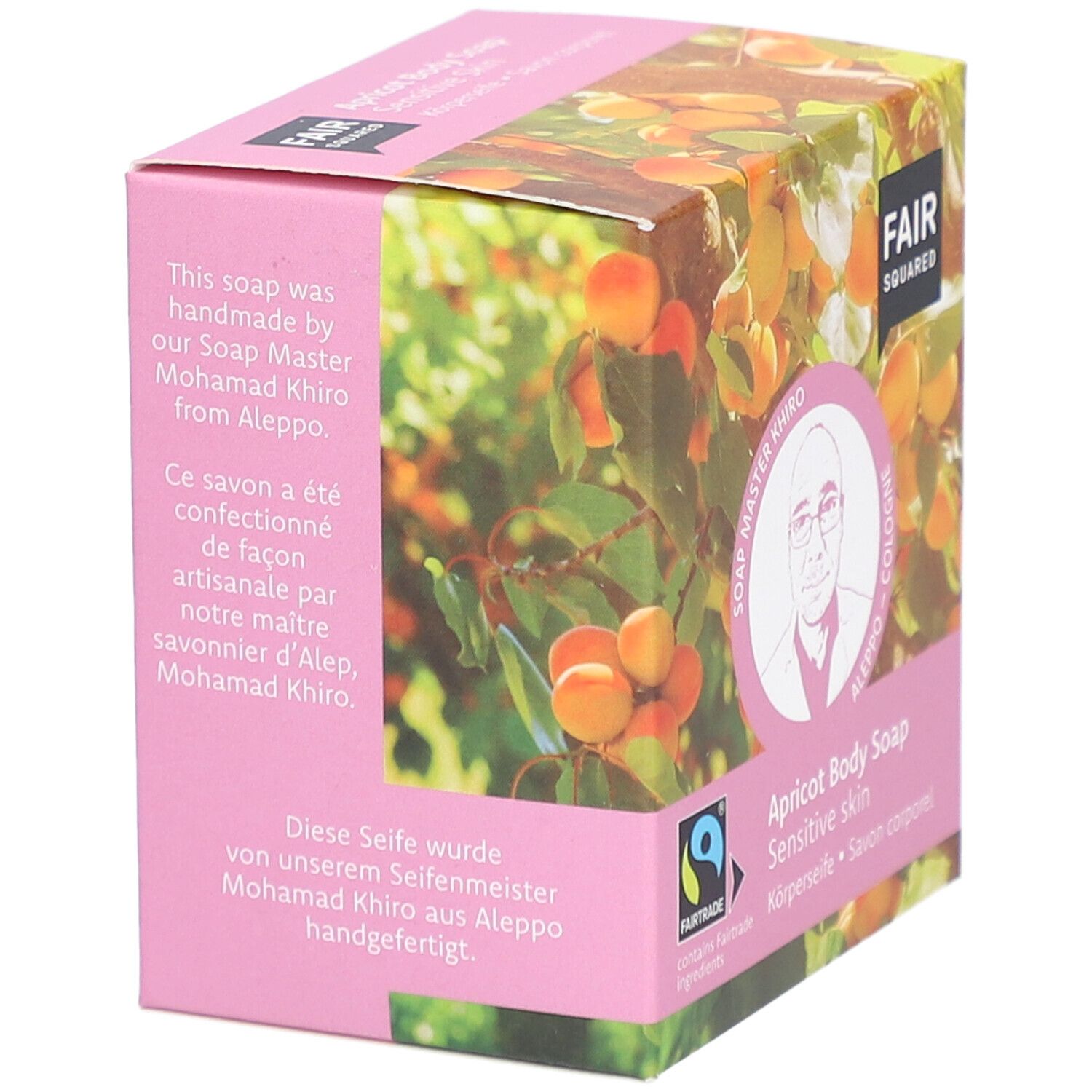 Roze verpakking met FAIR SQUARED logo, abrikozenmotief en tekst. Fairtrade-keurmerk. Opschrift: Soap Master Khairo.