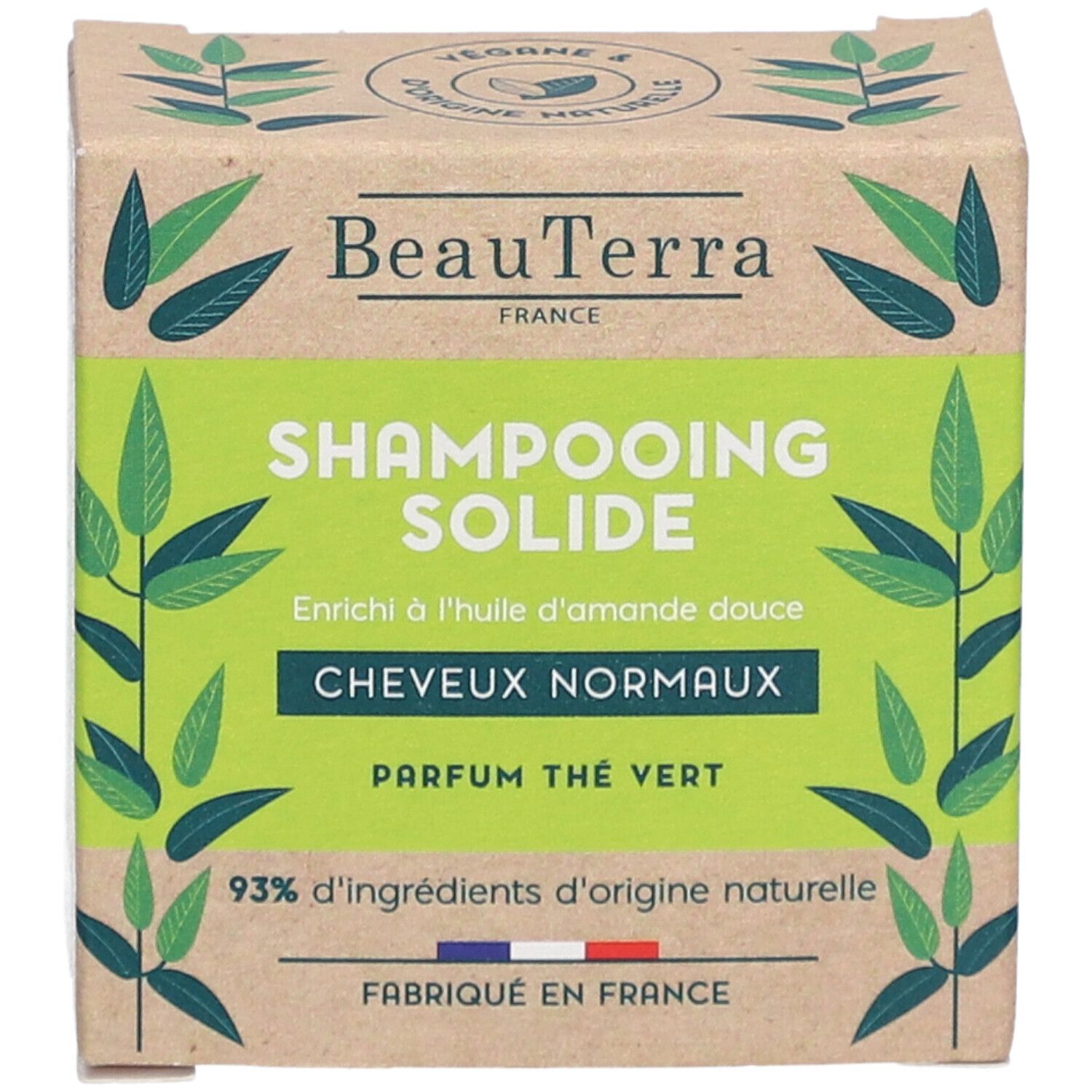 Kartonnen doos met groen etiket. Tekst: BeauTerra, Shampooing Solide, Cheveux Normaux, Parfum Thé Vert. 93% d'ingrédients d'origine naturelle.