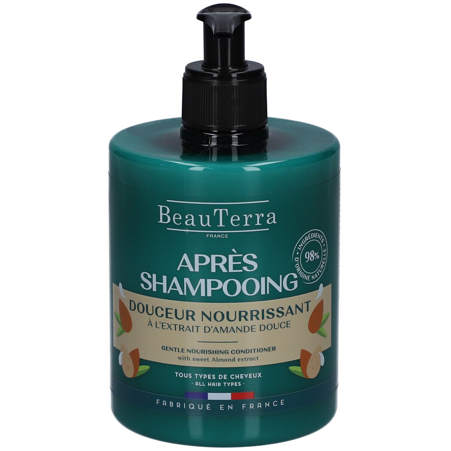 Groene fles met zwarte pomp. Opschrift: Après Shampooing, Douceur Nourrissant, Extrait d'Amande Douce. 98% ingrediënten van natuurlijke oorsprong.