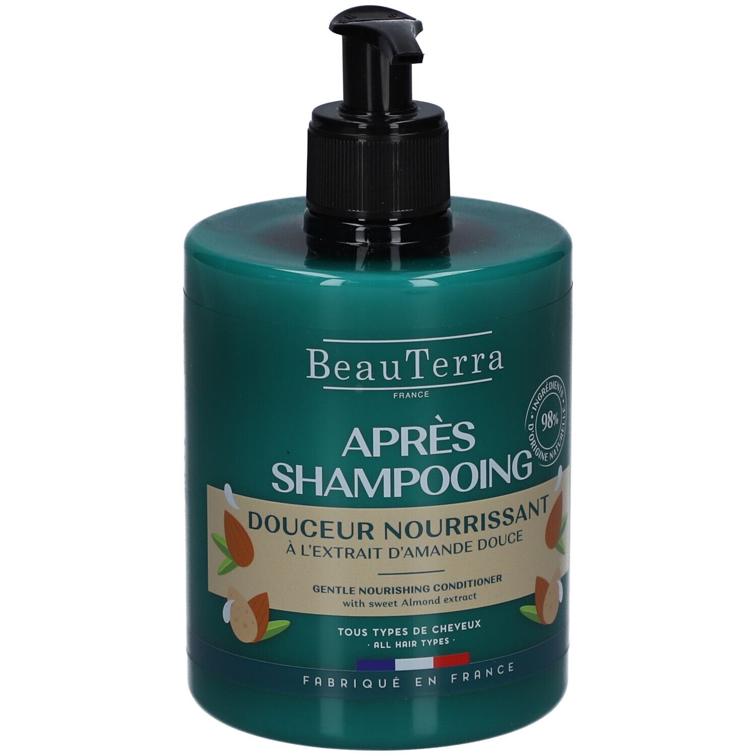 Groene fles met zwarte pomp. Opschrift: Après Shampooing, Douceur Nourrissant, Extrait d'Amande Douce. 98% ingrediënten van natuurlijke oorsprong.