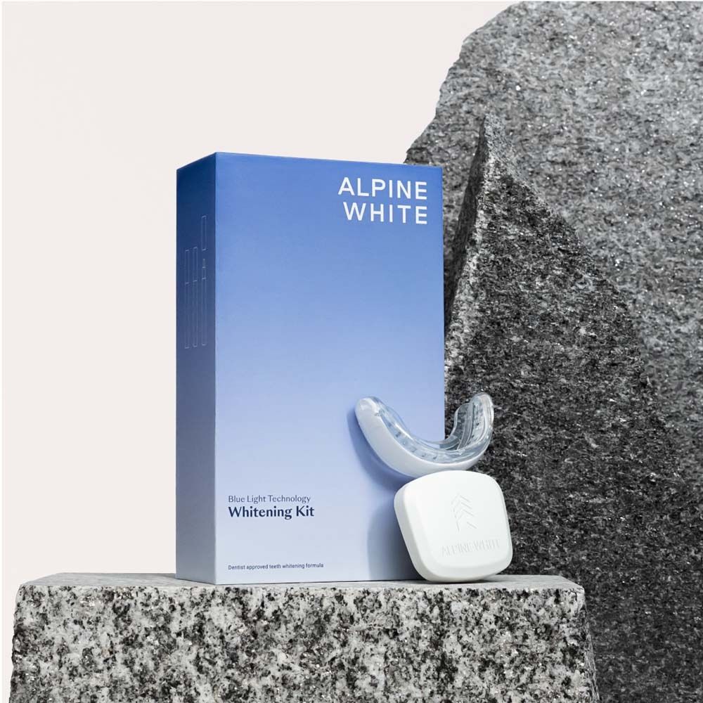 Kit de blanchiment avec accessoires. Boîte bleue avec nom du produit. Placé sur une pierre.