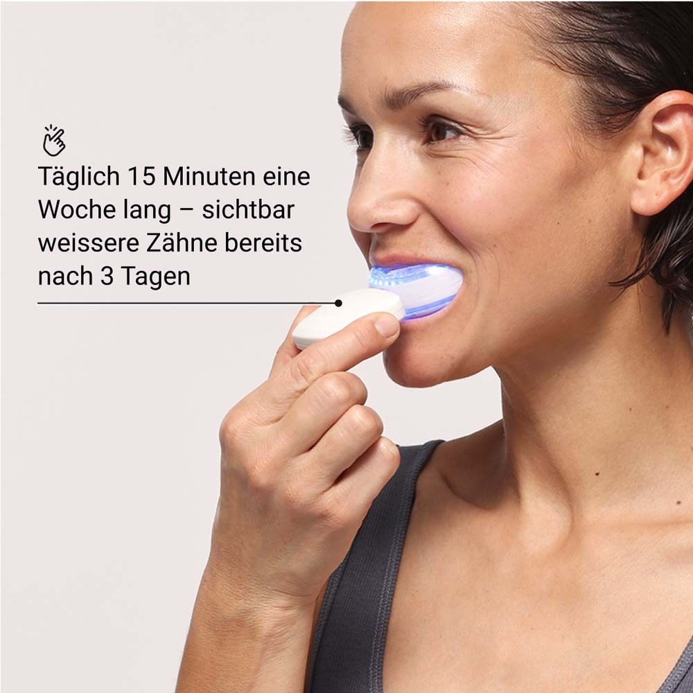 Femme utilisant un embout buccal à lumière bleue. Texte : Dents visiblement plus blanches après 3 jours.