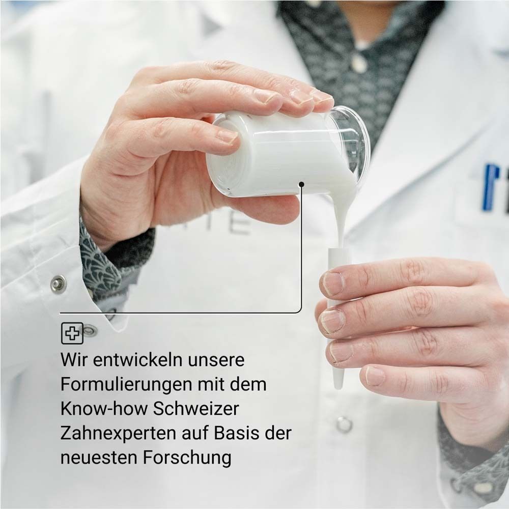 Mains versant du liquide dans un stylo gel. Texte : Savoir-faire suisse.