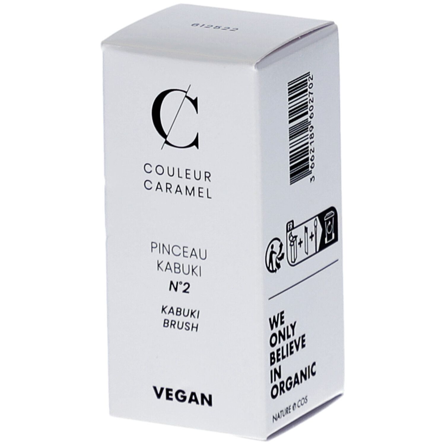 Witte verpakking met productinformatie. Merk: COULEUR CARAMEL. Pinceau Kabuki N°2. Vegan. Barcode en recycling symbool. Tekst: We only believe in organic.