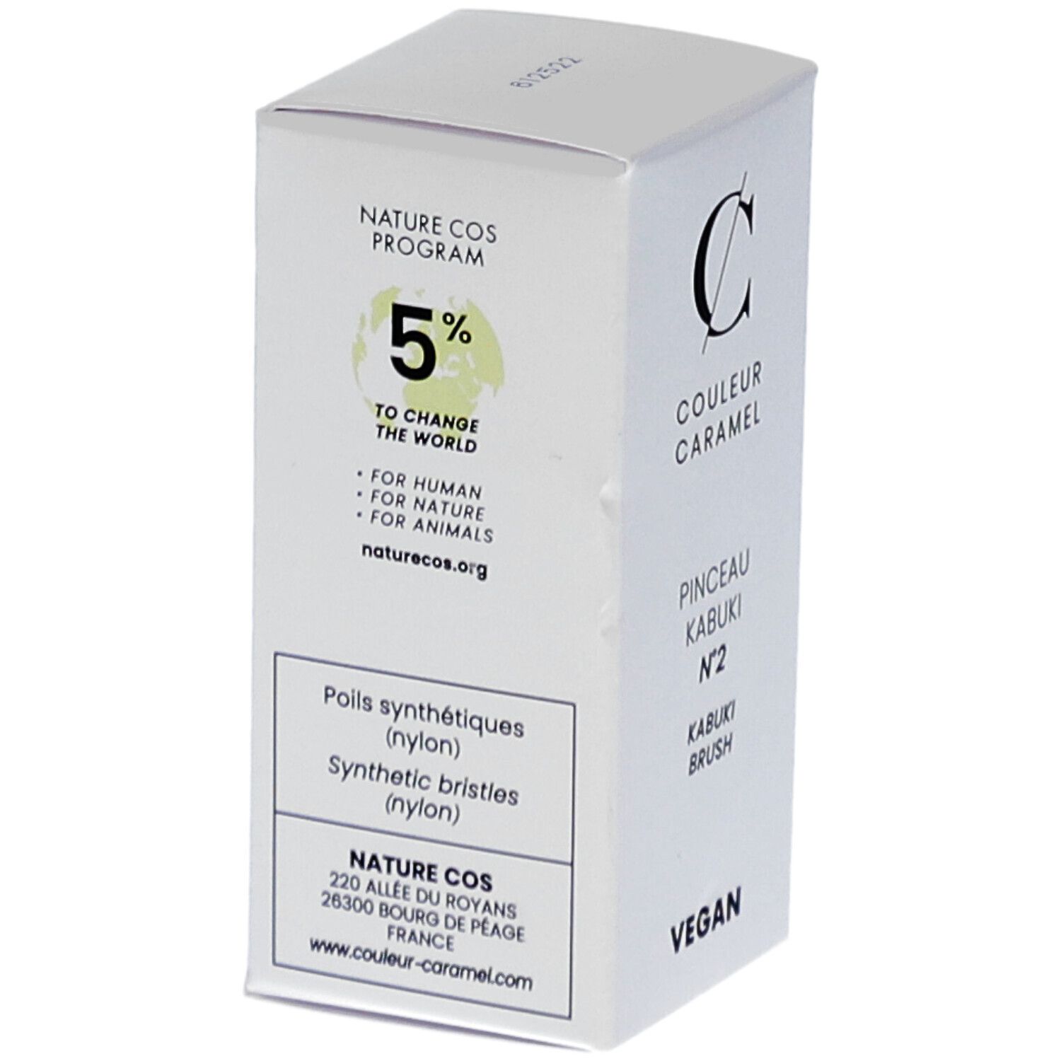 Witte verpakking met productinformatie. Merk: COULEUR CARAMEL. Pinceau Kabuki N°2. Vegan. Tekst: Nature Cos Program 5% to change the world. Ingrediënten.
