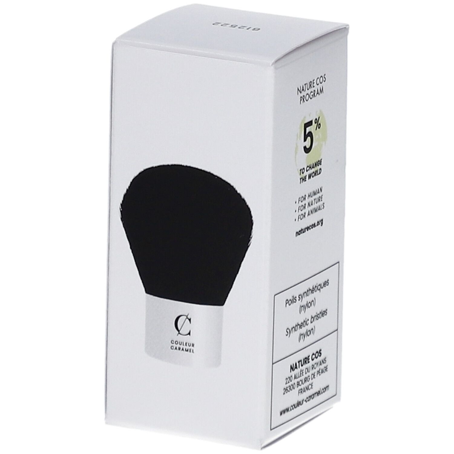 Witte verpakking met penseel. Zwarte borstelkop. Merk: COULEUR CARAMEL. Pinceau Kabuki N°2. Vegan. Tekst: Synthetic bristles (nylon).