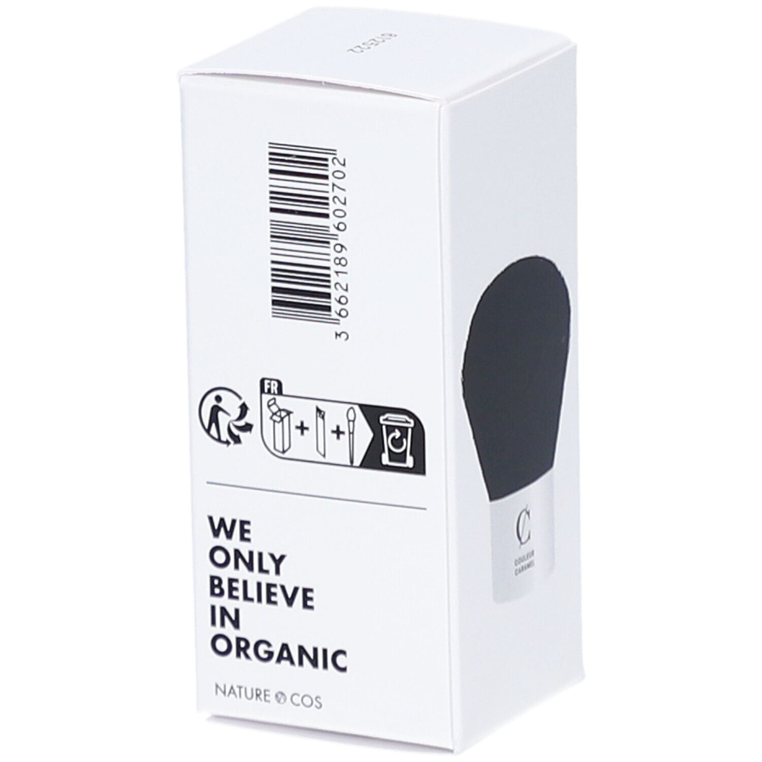 Witte verpakking met penseel. Zwarte borstelkop. Merk: COULEUR CARAMEL. Pinceau Kabuki N°2. Vegan. Barcode en recycling symbool.