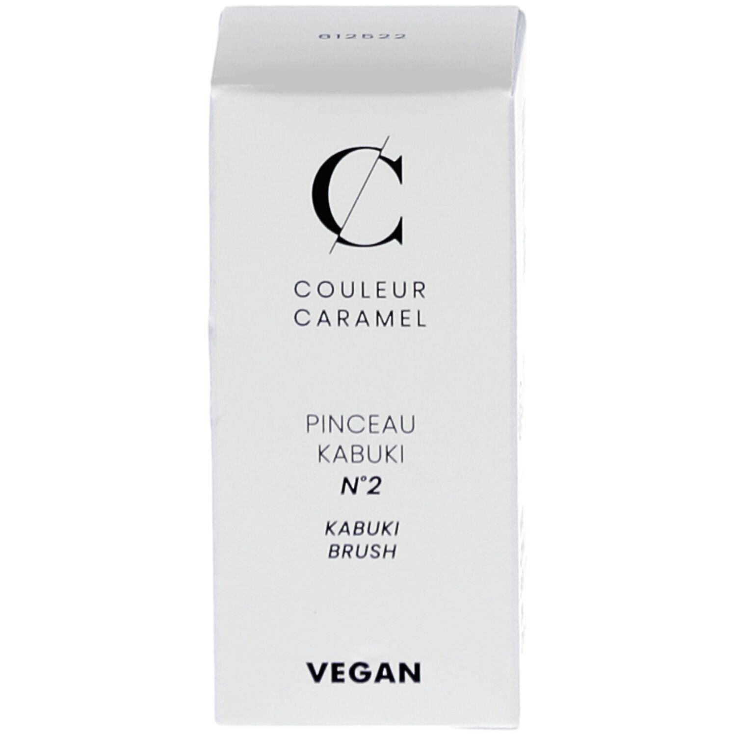 Witte verpakking met productinformatie. Merk: COULEUR CARAMEL. Pinceau Kabuki N°2. Vegan.