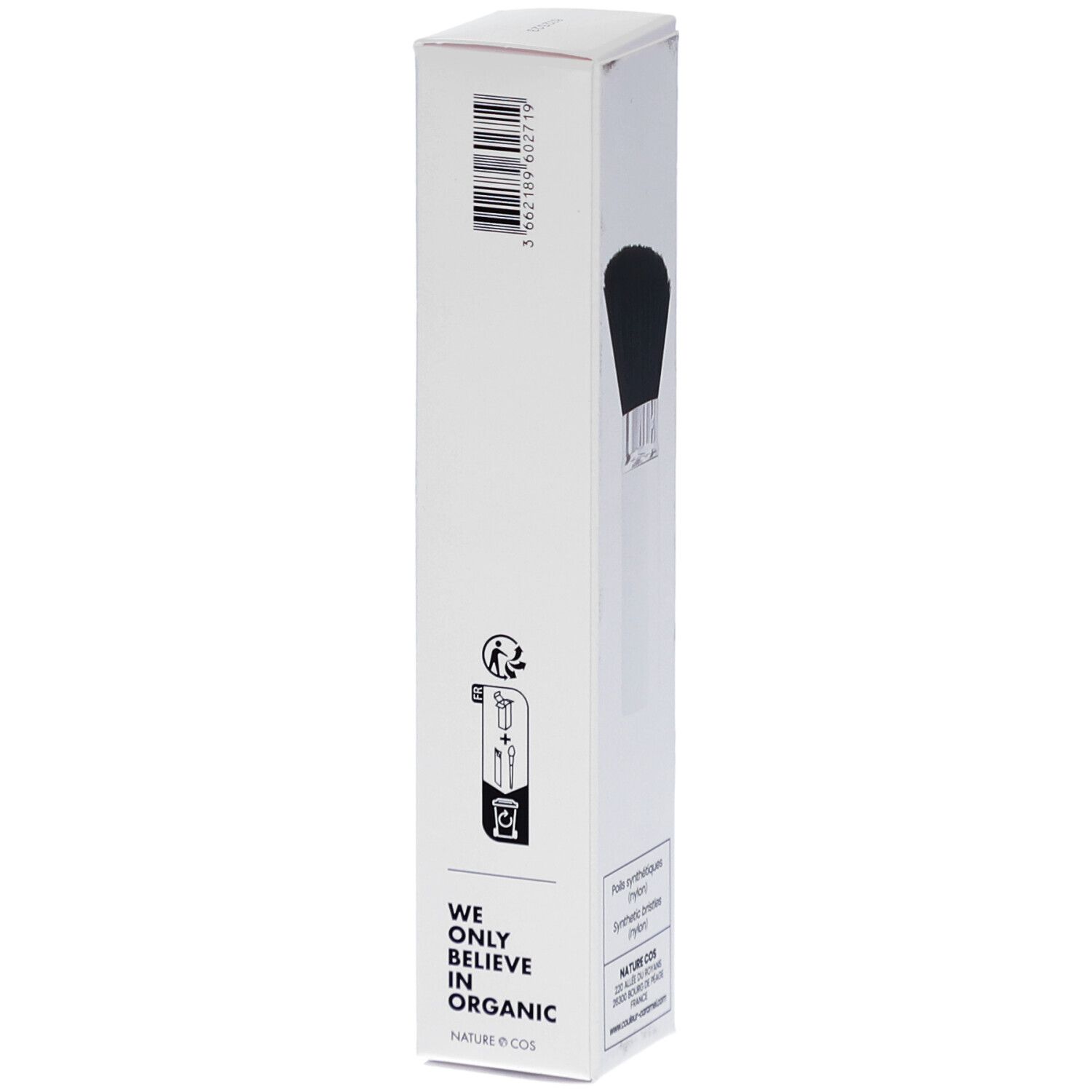 Emballage blanc. Marque : COULEUR CARAMEL. Pinceau poudre/fard à joues. Vegan. Symbole de recyclage.