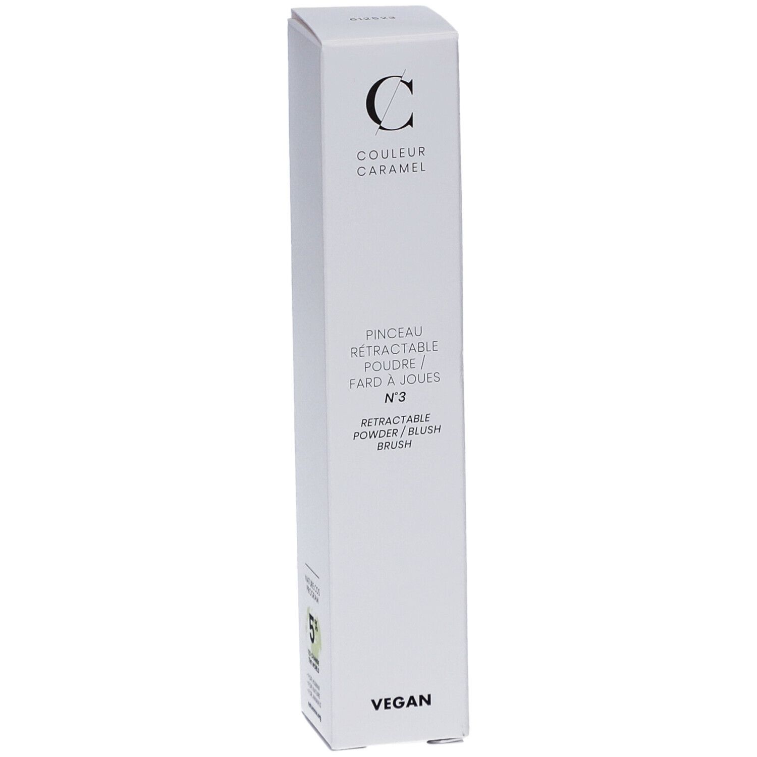 Emballage blanc. Marque : COULEUR CARAMEL. Pinceau poudre/fard à joues, n°3. Vegan. 5% pour la nature.