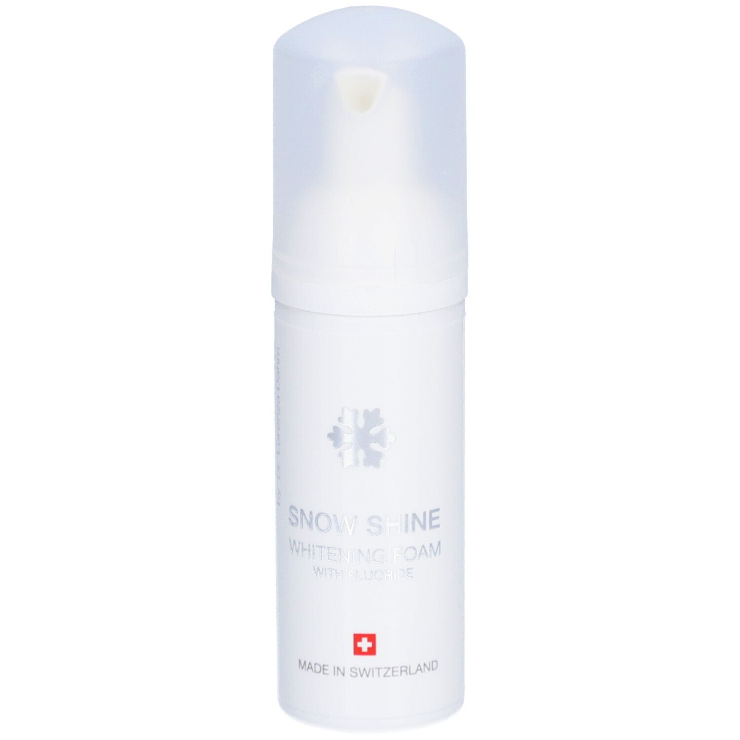 Flacon pompe blanc avec logo flocon de neige et croix suisse. Texte : SNOW SHINE WHITENING FOAM.