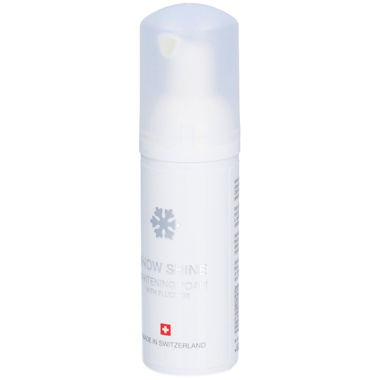 Flacon pompe blanc avec logo flocon de neige argenté. Texte : SNOW SHINE WHITENING FOAM. Avec croix suisse.