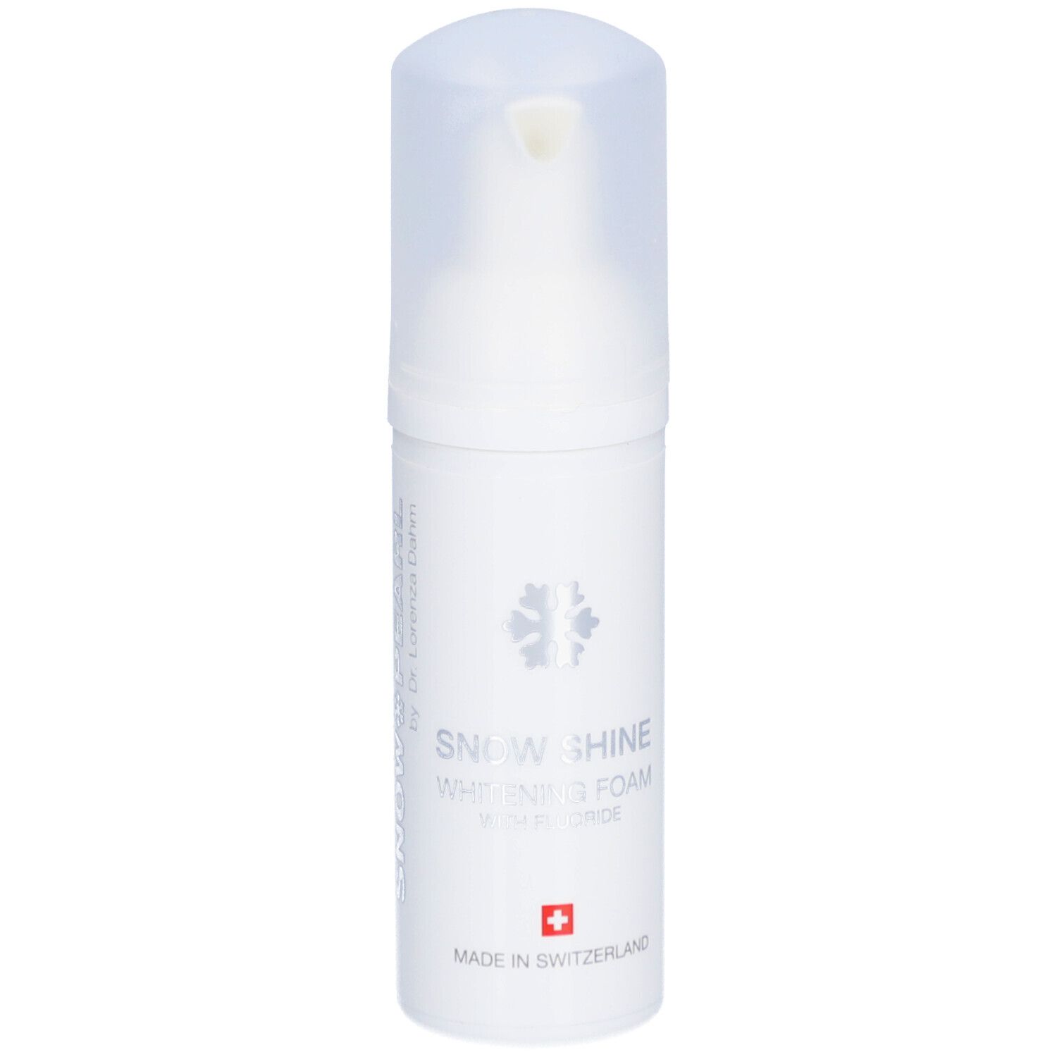 Flacon pompe blanc avec logo flocon de neige argenté. Texte : SNOW SHINE WHITENING FOAM. Fabriqué en Suisse.