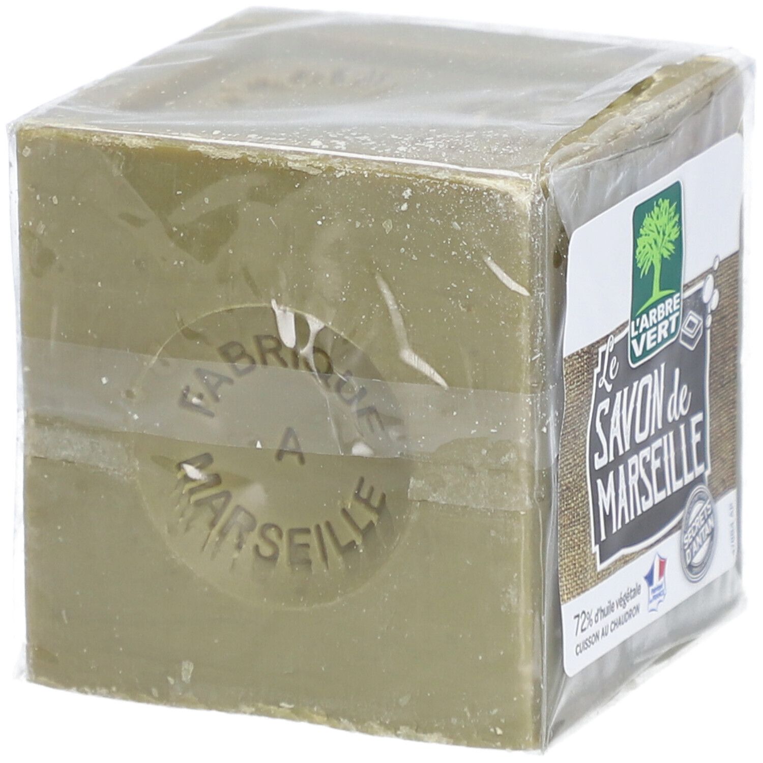 Bloc de savon carré sous film. Tampon 'Fabriqué à Marseille' sur le savon.