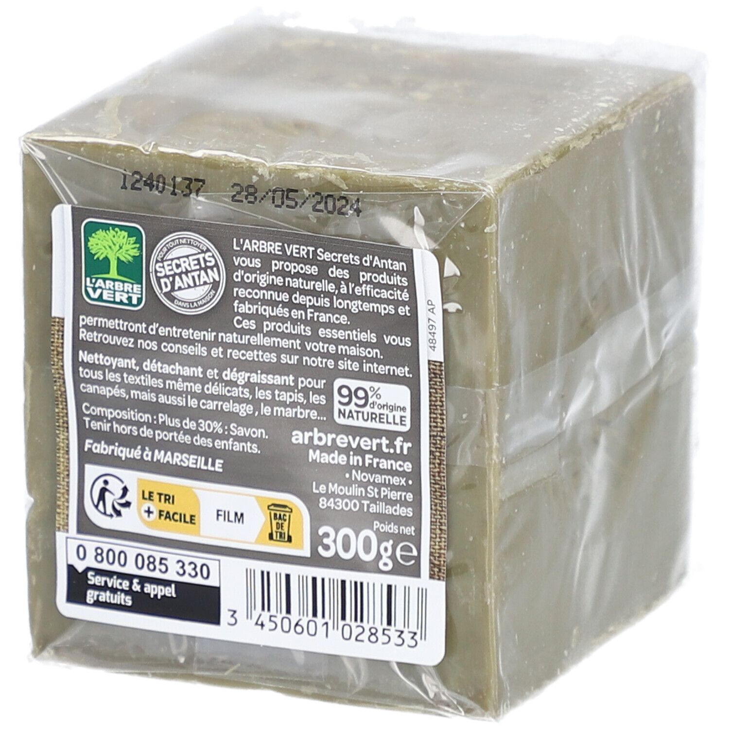 Bloc de savon emballé avec étiquette. Texte: L'ARBRE VERT, Secrets d'Antan, 99% naturelle, 300g. Fabriqué en France.