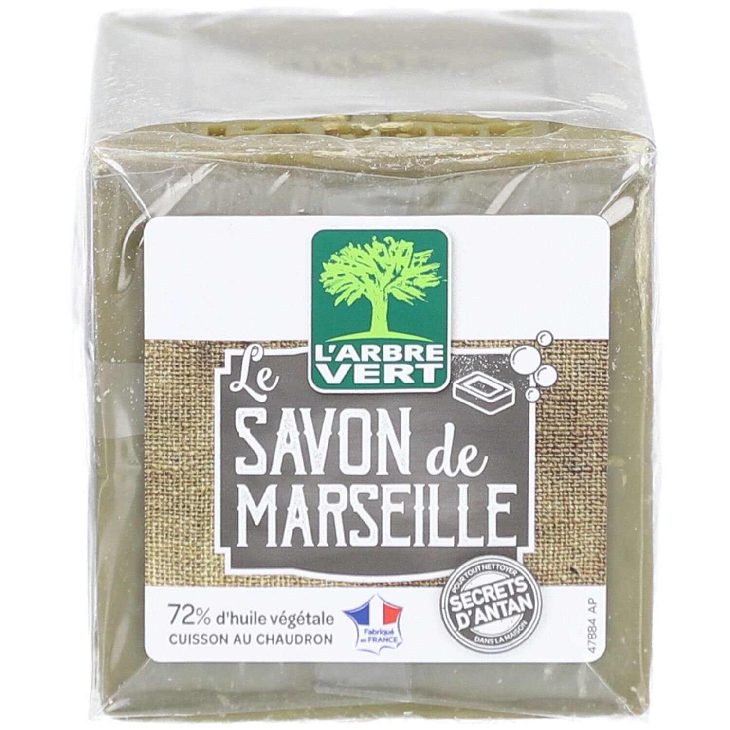 Bloc de savon carré emballé. Inscription: L'ARBRE VERT Savon de Marseille, 72% huile végétale. Drapeau français.