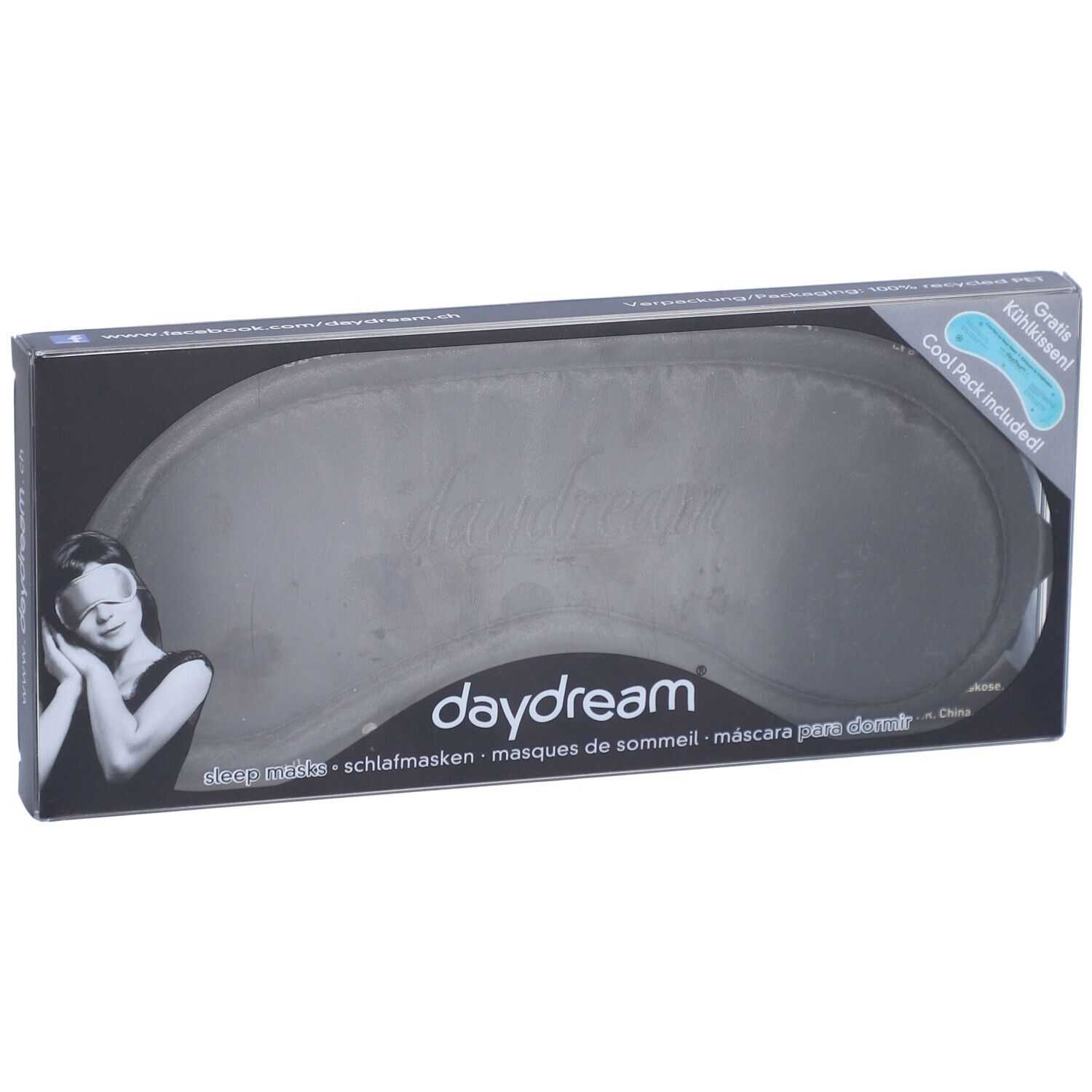 Masque de sommeil daydream® noir avec coussin rafraîchissant dans son emballage, légèrement en biais.