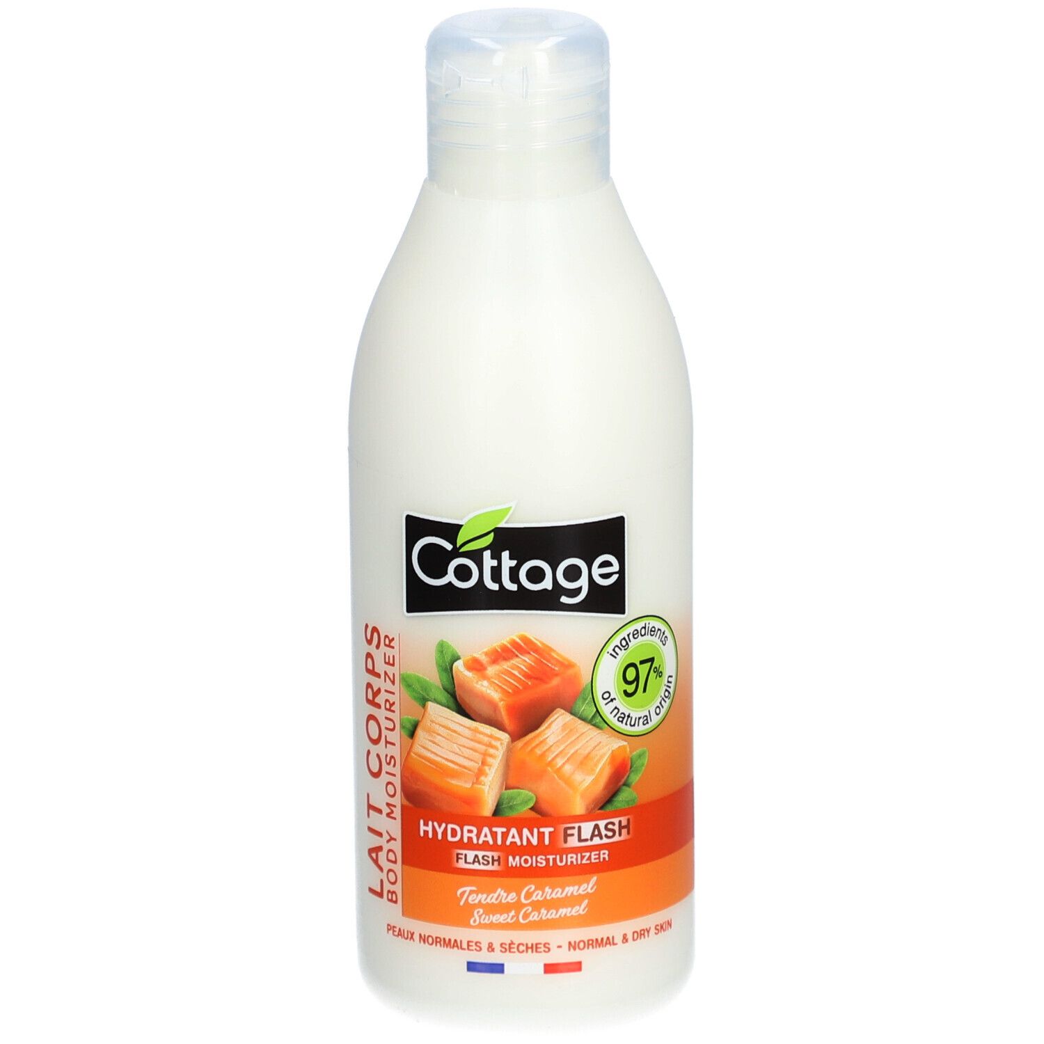 Witte fles bodylotion, groene dop. Opschriften: Cottage, Lait Corps, Hydratant Flash, Tendre Caramel. Illustratie van stukjes karamel.