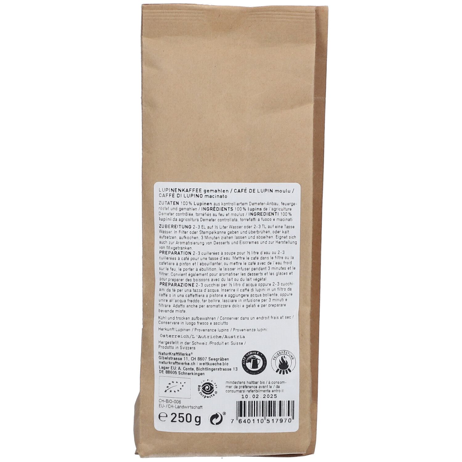 Achterkant van de bruine papieren zak. Tekst met ingrediënten, bereiding en certificeringen. Opschrift: Lupinenkaffee, 250g.