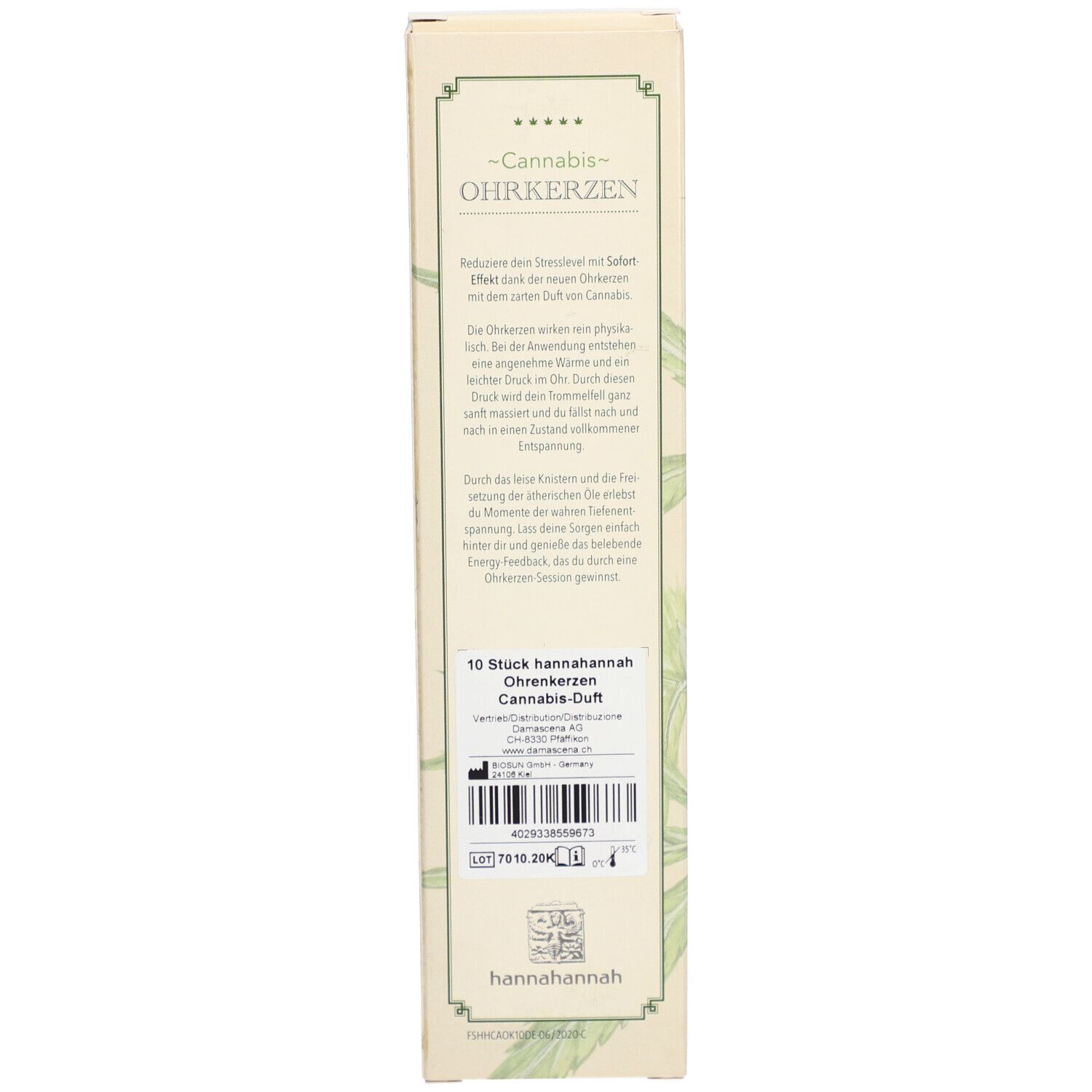Achterkant van de oor kaarsen verpakking. Tekst: 10 stuks hannahannah oor kaarsen cannabis geur. Andere teksten en barcode.