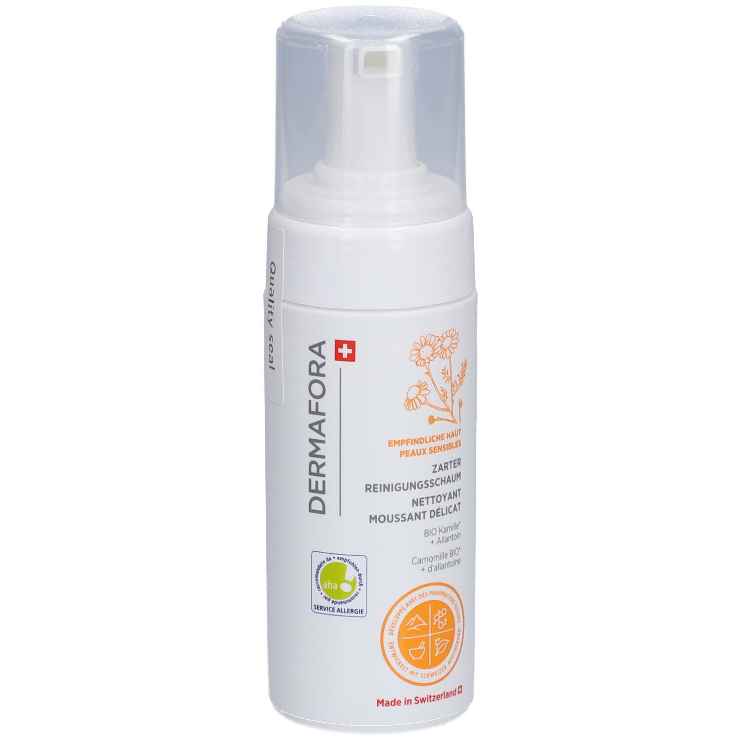 Flacon blanc avec bouchon transparent. Inscription: DERMAFORA, Mousse nettoyante délicate. Avec camomille bio et allantoïne. Sceau.