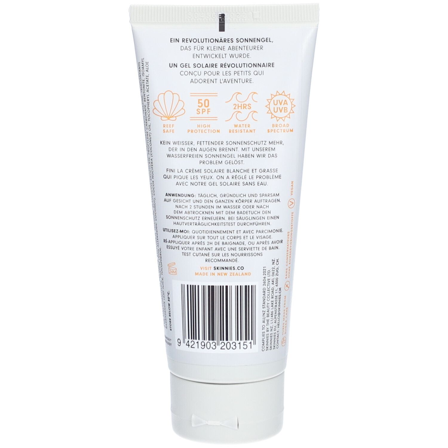 Achterkant van een witte tube met tekst. Bevat informatie over SPF 50, waterbestendigheid en UVA-bescherming. Met barcode.