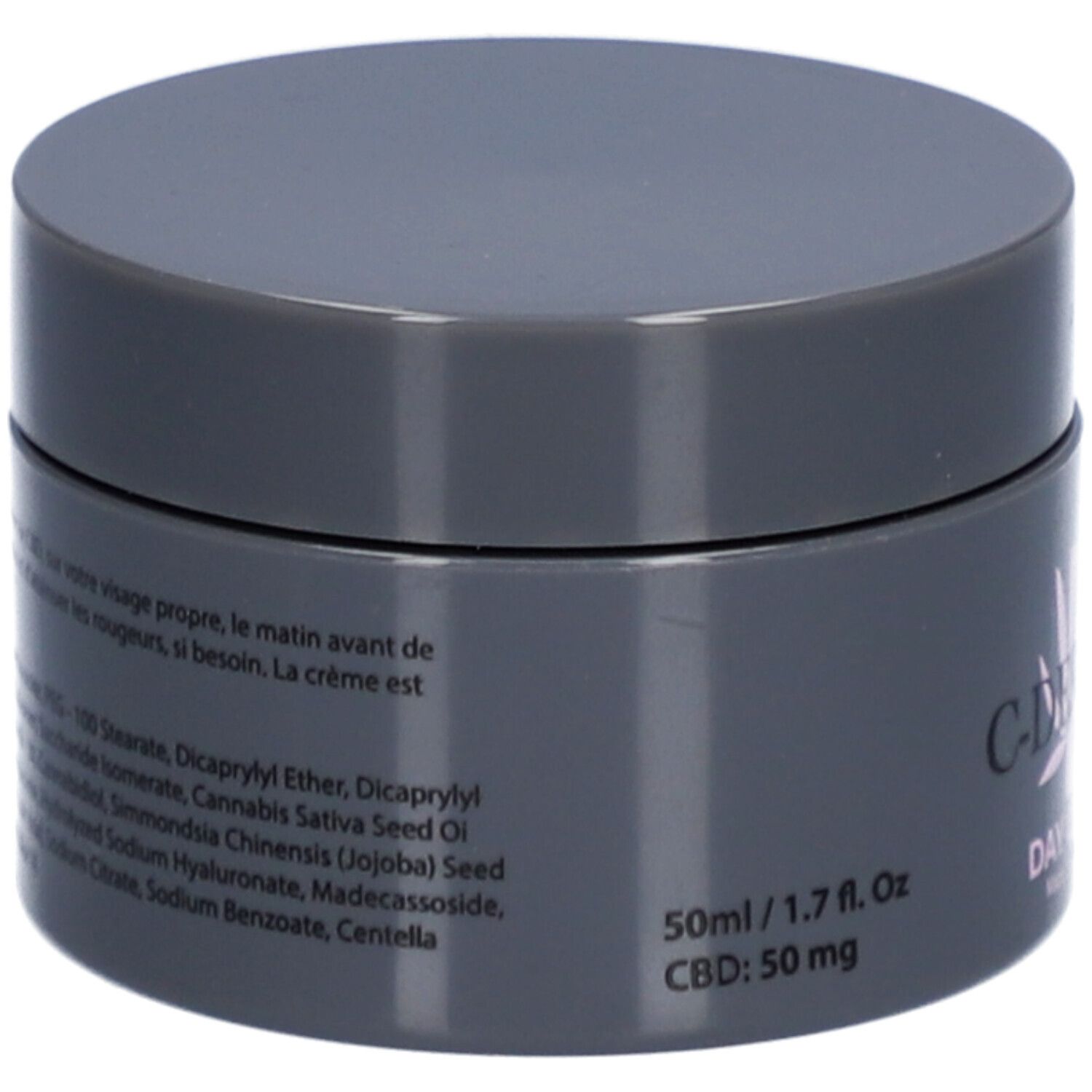 Pot gris foncé. Inscription : C-DERMA, Day Cream, 50ml/1.7 fl. Oz, CBD: 50 mg. Ingrédients et instructions d'utilisation.
