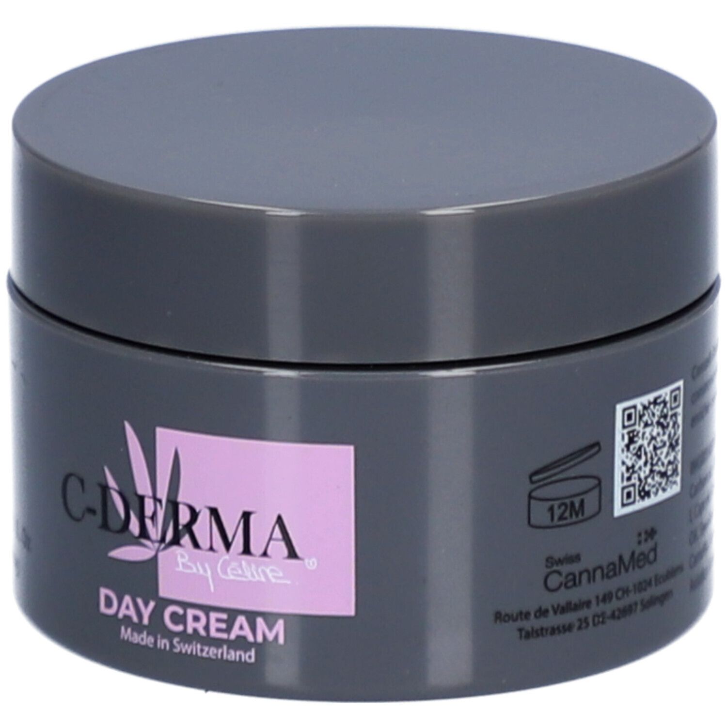 Pot gris foncé avec couvercle. Inscription : C-DERMA By Celine, Day Cream, Made in Switzerland. Carré rose avec logo. QR code.